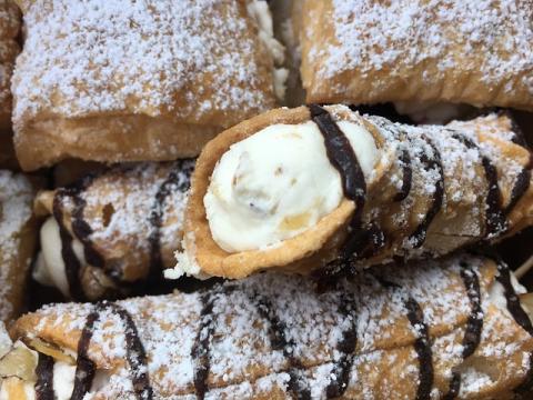 cannolis