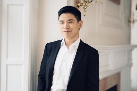 A photo of pianist Zhu Wang.