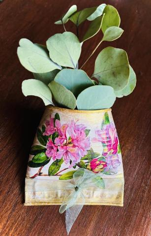 A color photo of a flower pocket.