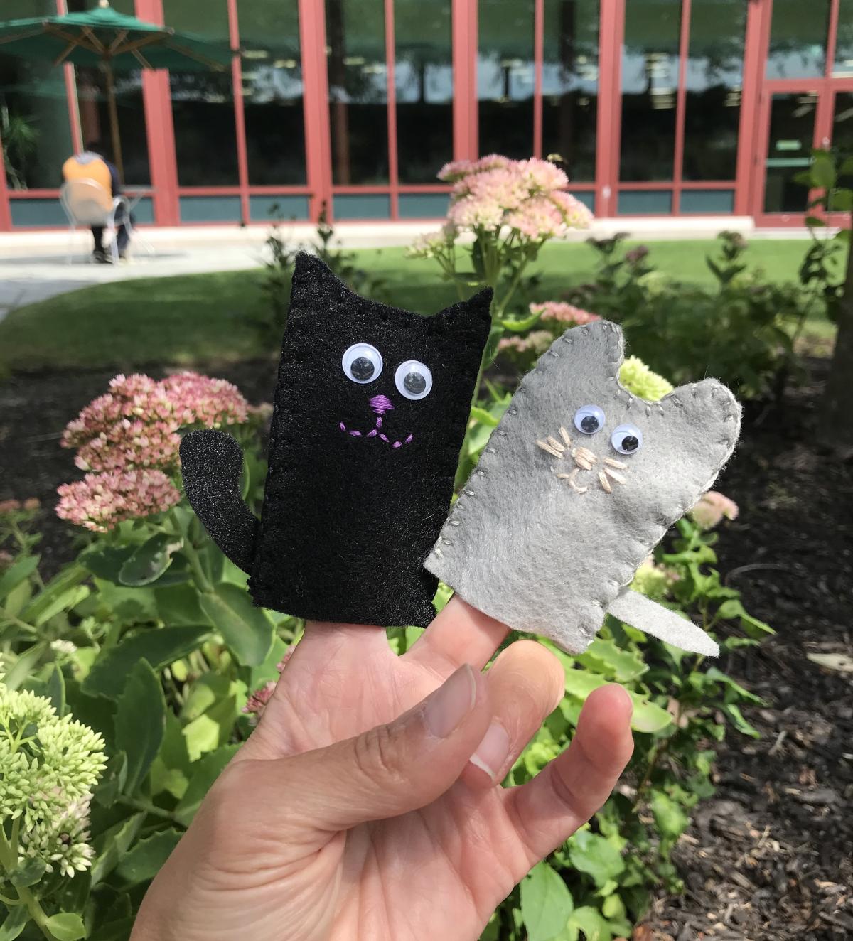 Cat and mouse finger pupets