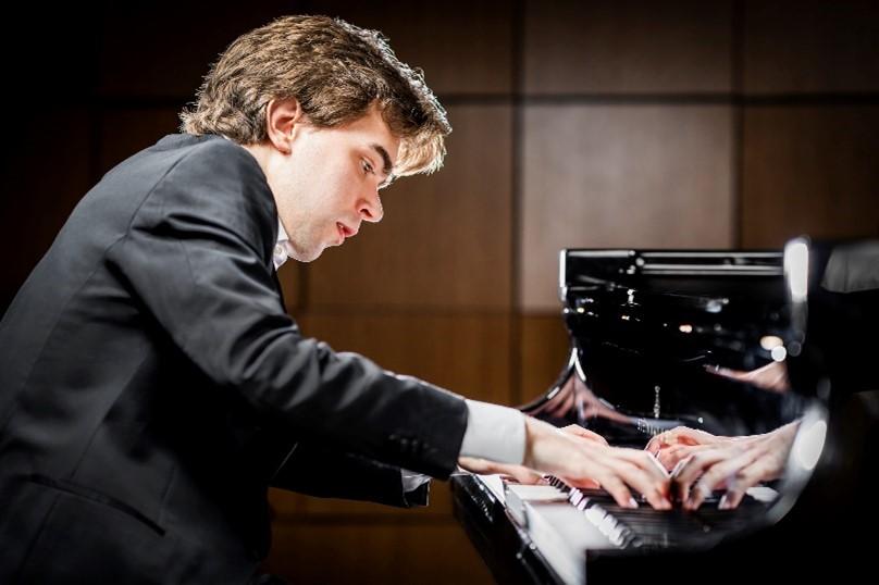 A color photo of pianist Albert Cano Smit.